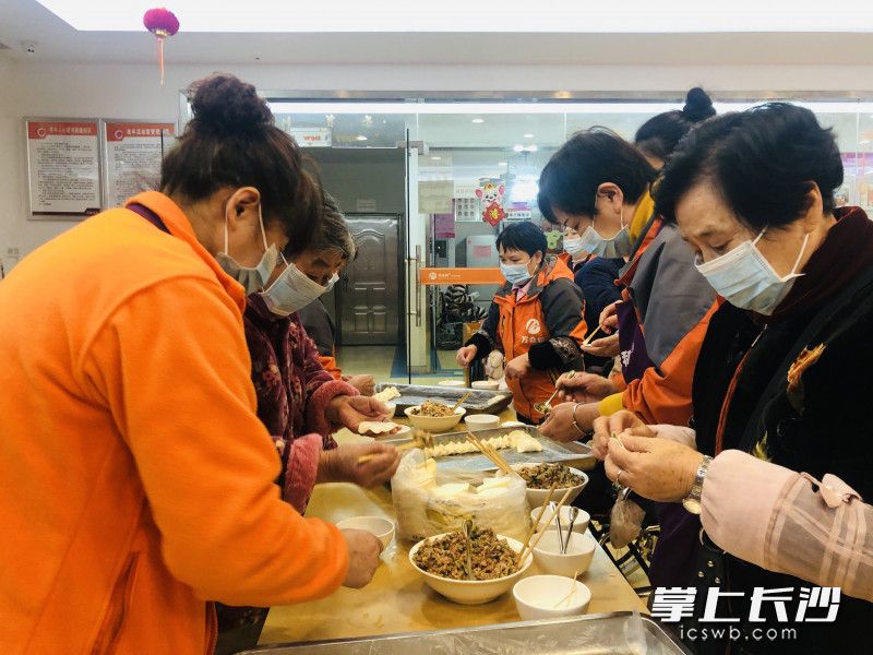 冬至，老人们和万众和员工齐聚包饺子。   企业供图