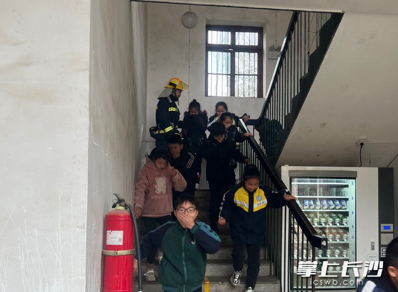 疏散演练中，同学们有序“逃生”。均为长沙晚报通讯员 嵇田利 供图