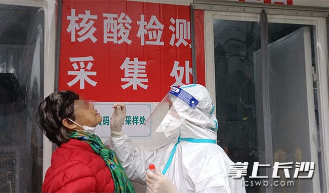长沙市第一医院的医务人员为有需要的老年核酸检测者进行鼻拭子采集。 均为长沙晚报通讯员沈曙文摄 长沙市第一医院的医务人员为有需要的老年核酸检测者进行鼻拭子采集。 均为长沙晚报通讯员沈曙文摄