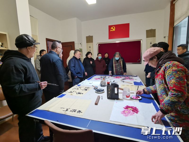 近日，长沙市住建局组织开展2021年度党建引领物业管理示范点观摩活动，部署“红色物业”扩面提质工作。均为长沙晚报全媒体记者 陈焕明 通讯员 肖日凡 摄影报道