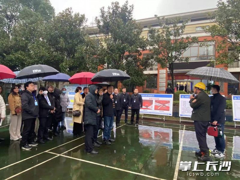 参训学员现场观摩隐患整改情况。长沙晚报通讯员 廖俊 摄