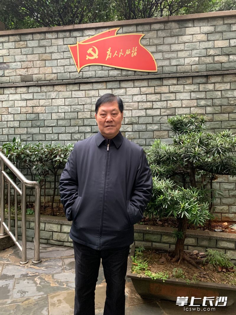 今年74岁的周明德，其实是一个不会游泳的人。长沙晚报全媒体记者 邓艳红 摄