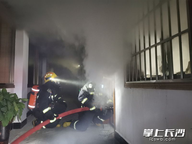 火灾现场，消防员出水枪对火势进行控制。均为长沙消防 供图
