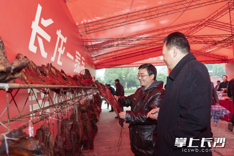 腊味制品前，顾客驻足选购。
