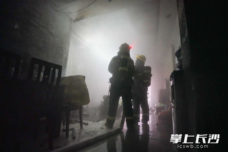 现场，消防员对火势进行控制。均为长沙晚报通讯员 张佳欣 供图