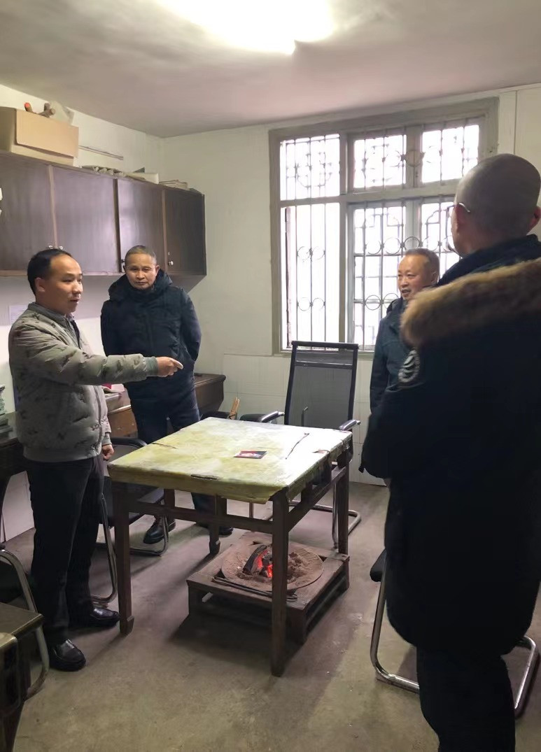 寨牙学校的教师办公条件落后，使用的还是上世纪七八十年代的办公室。
