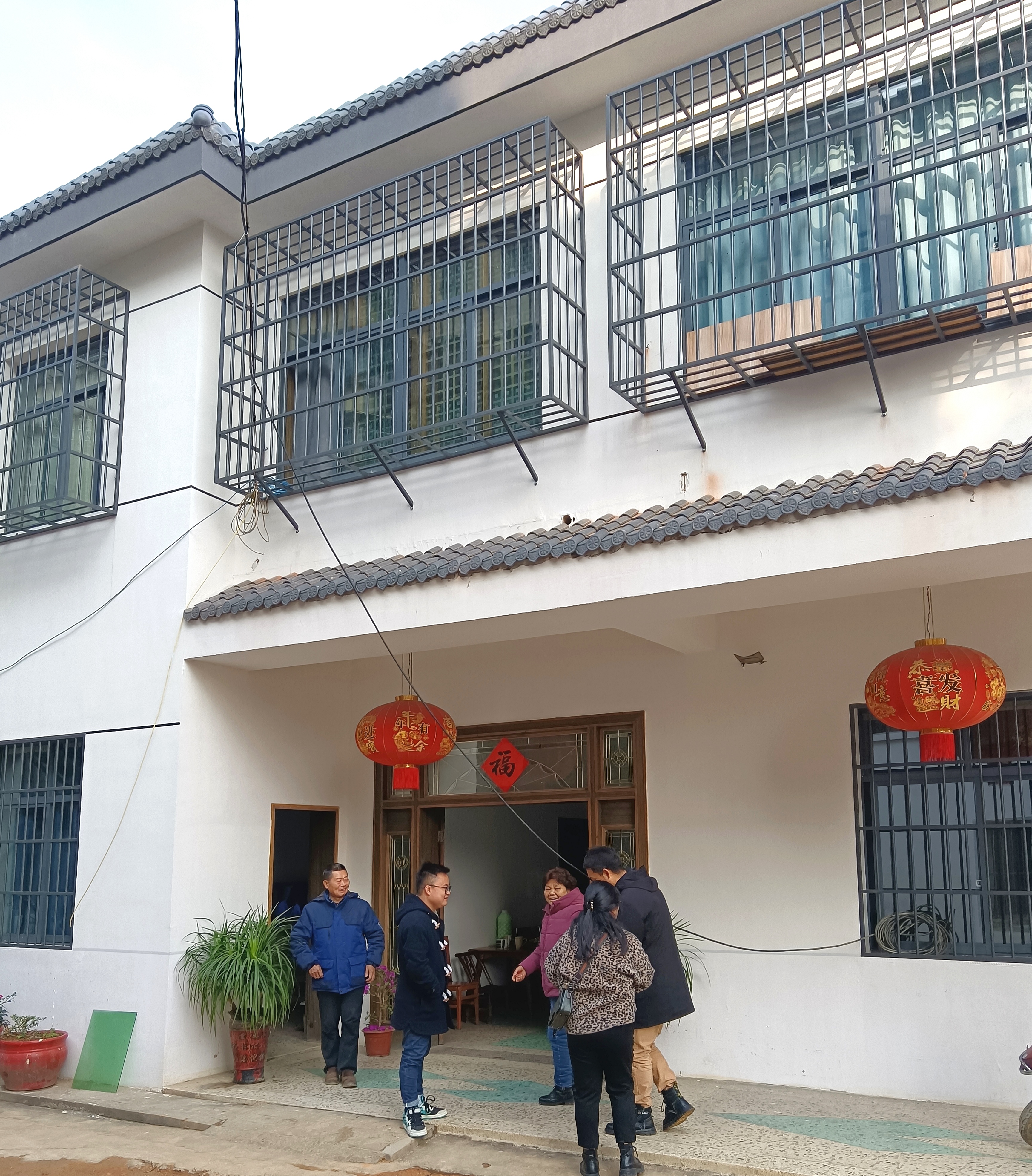 居民黄友芝（着紫红衣者）向工作人员连连致谢。长沙晚报全媒体记者 王斌 摄