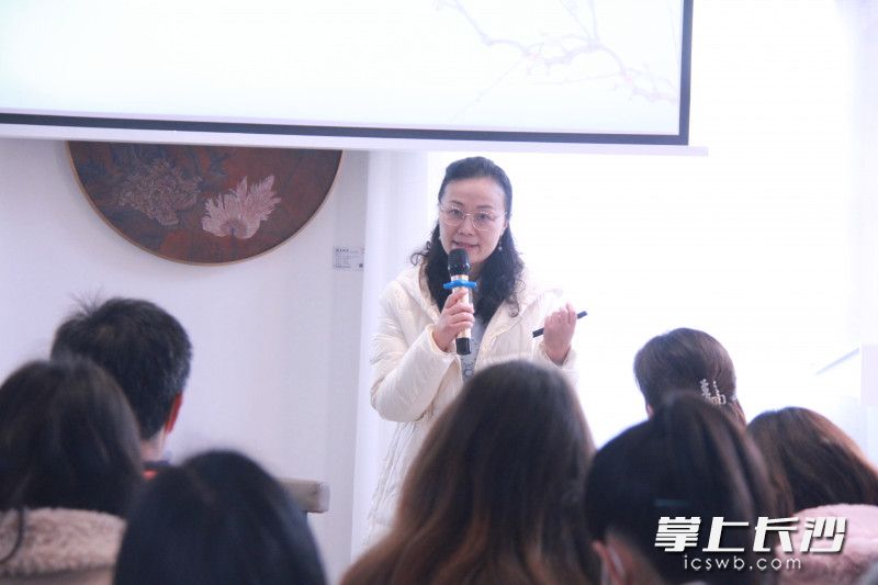 专家分享阅读方法。学校供图