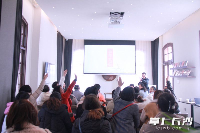 阅读分享会上老师踊跃发言。