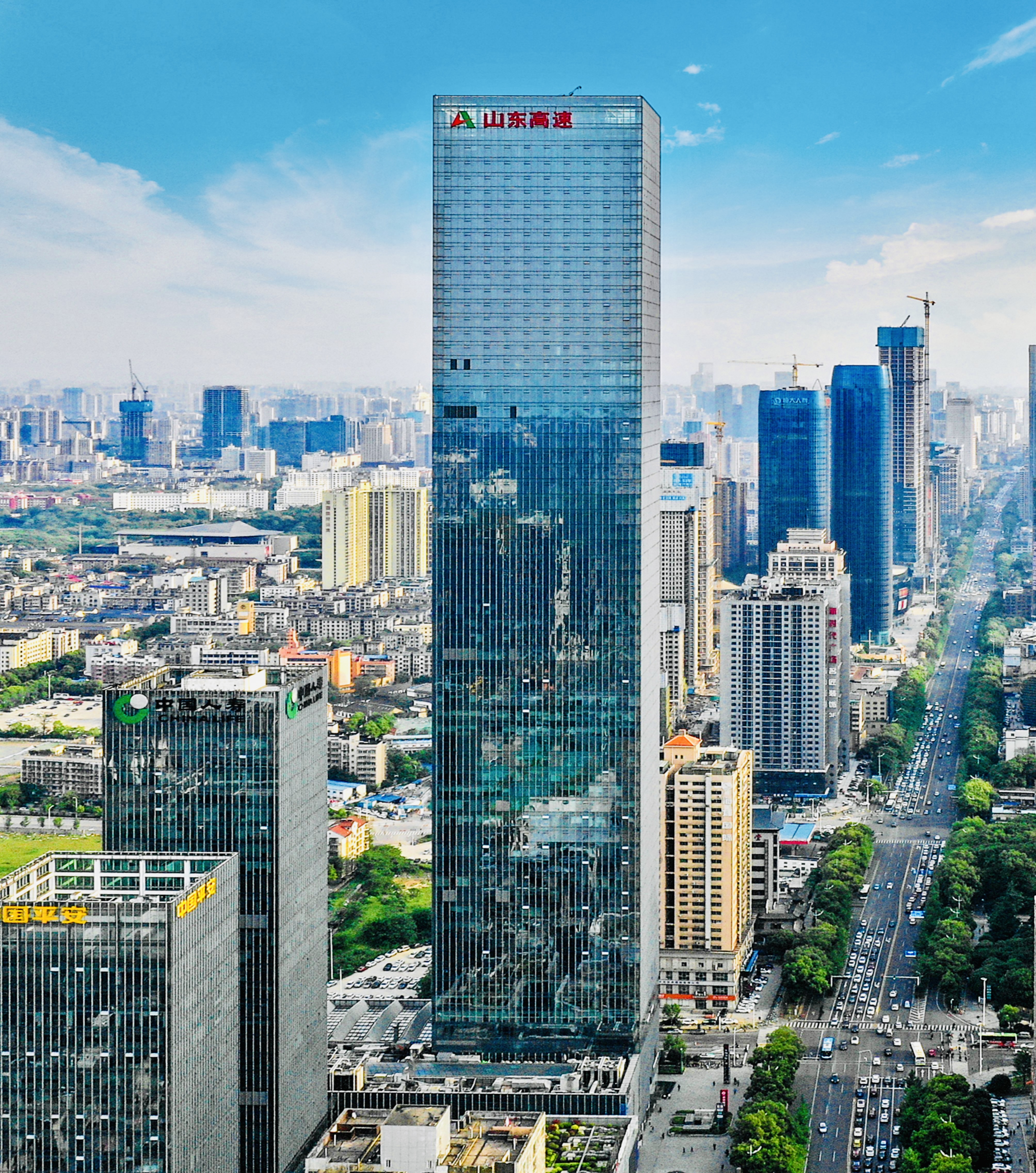 华创国际广场，全球四大会计师事务所中就有普华永道和德勤两家入驻。
