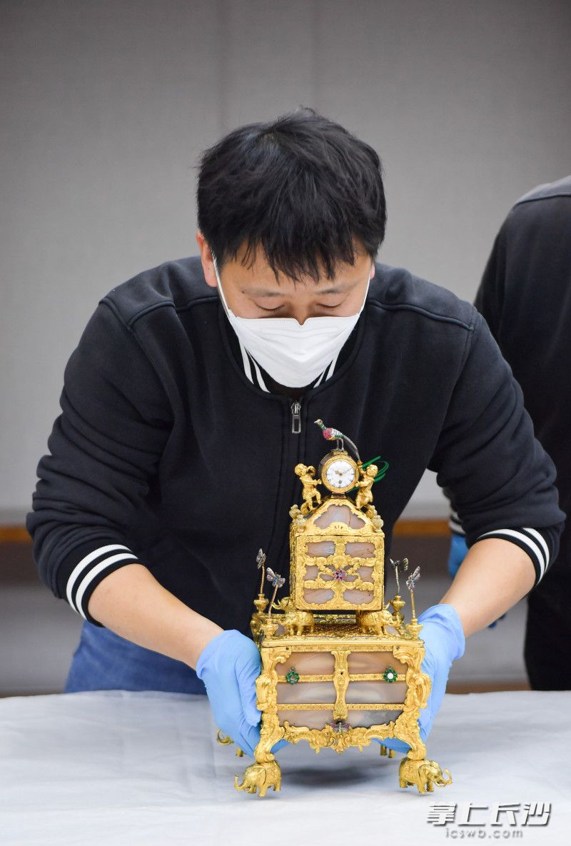 1月13日，“欧洲盛宴——英国V&A博物馆藏吉尔伯特精品展”重点文物在省博物馆开箱。图片均为长沙晚报全媒体记者 邹麟 摄