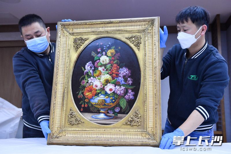 由微型马赛克制作出来的一件“花卉静物”。