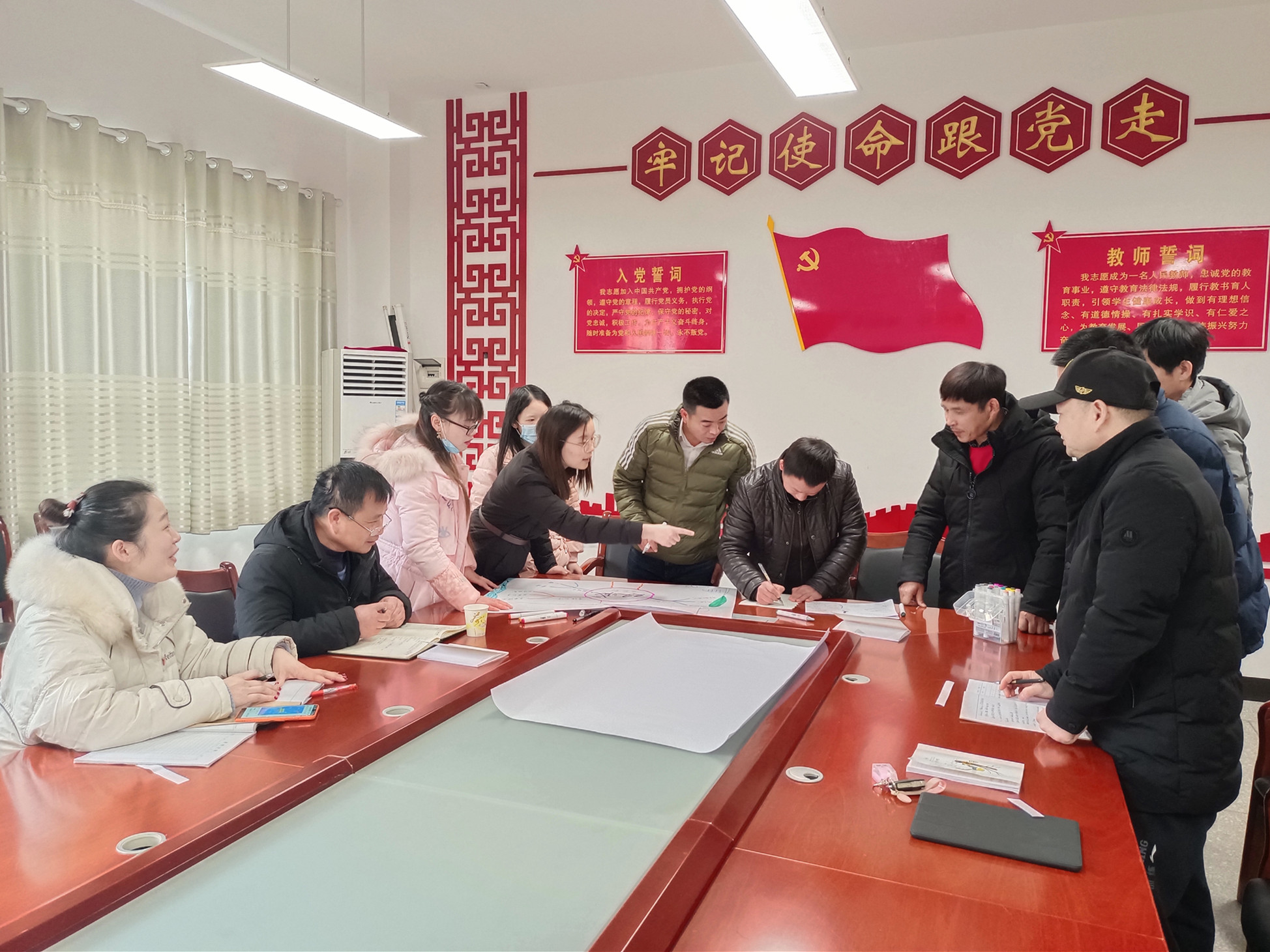 小组研讨交流环节，老师们共同设计团队名称、团队LOGO等。均为长沙晚报全媒体记者 陈良 通讯员 谭明星 摄影报道