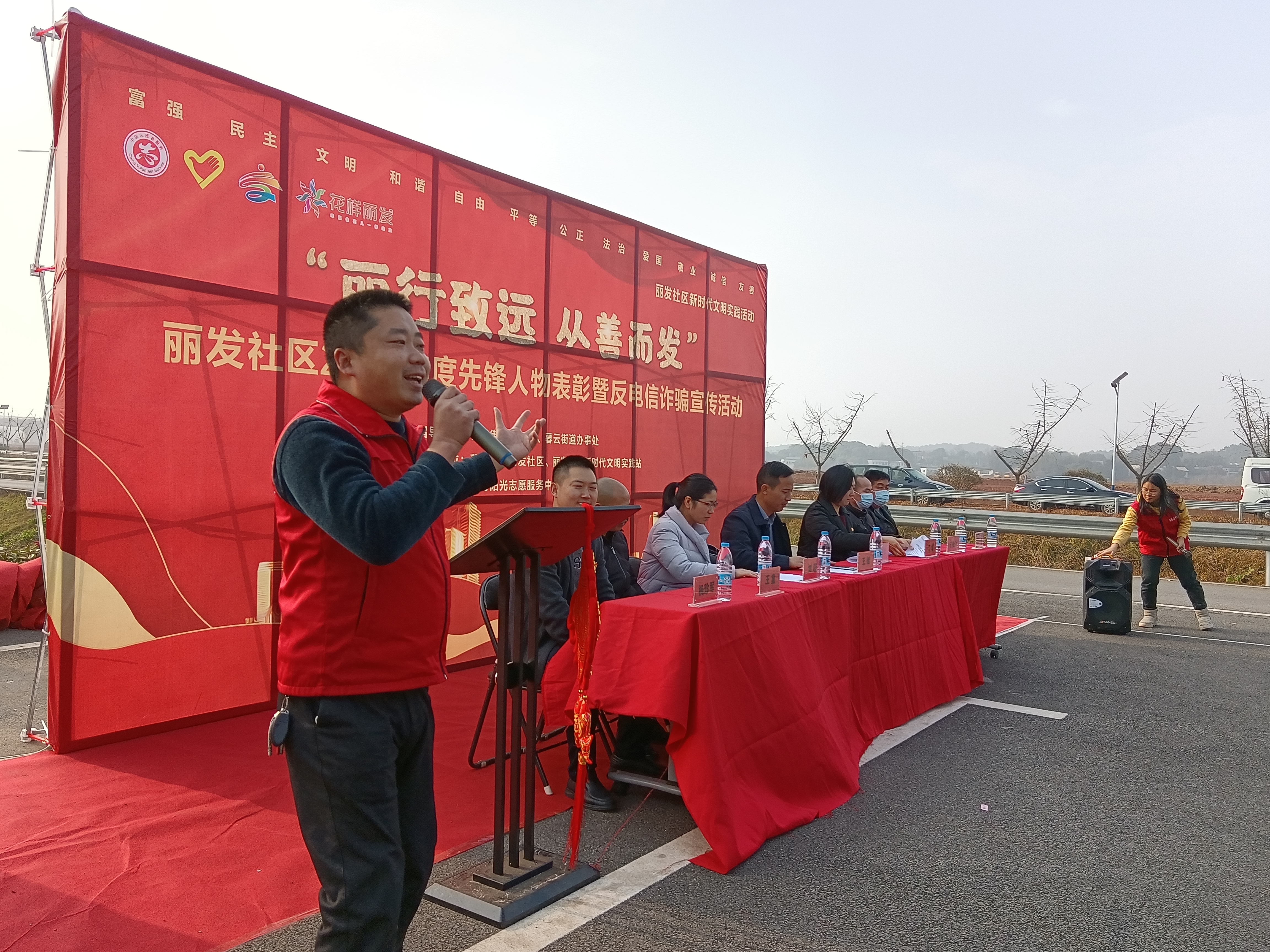 中国好人、省优秀共产党员、市道德模范汤俊杰正在进行微宣讲。均为长沙晚报全媒体记者 王斌 摄