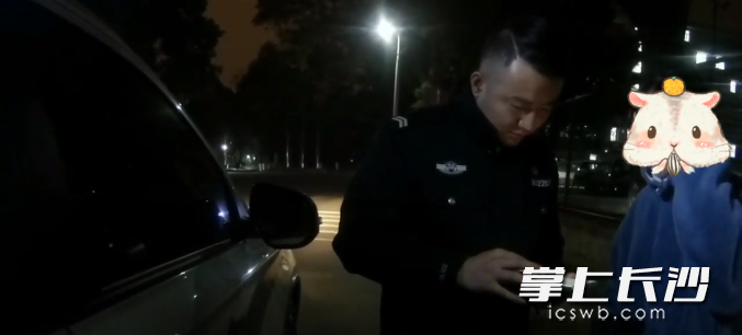 民警现场劝阻市民。