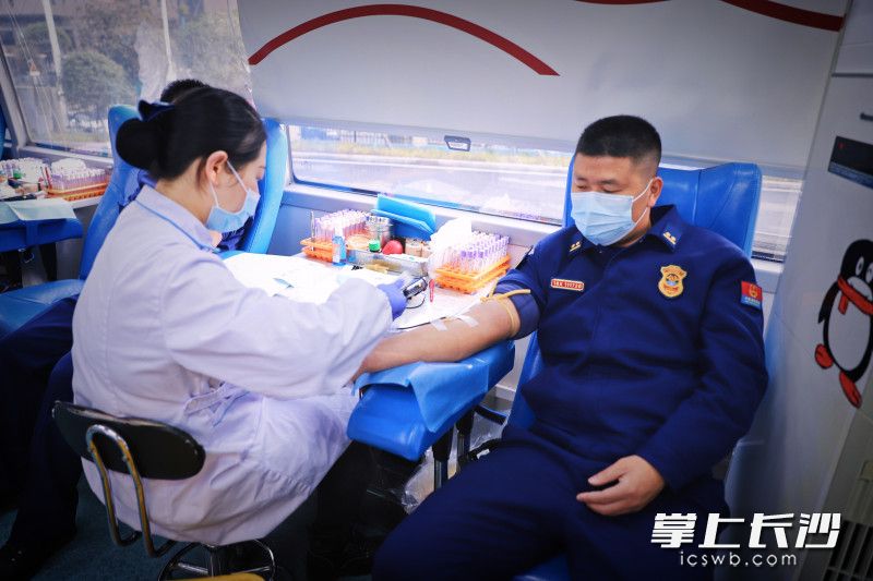 现场，长沙高新区虹桥消防救援站消防救援人员踊跃参与无偿鲜血活动。均为长沙晚报通讯员 唐雄杰 供图