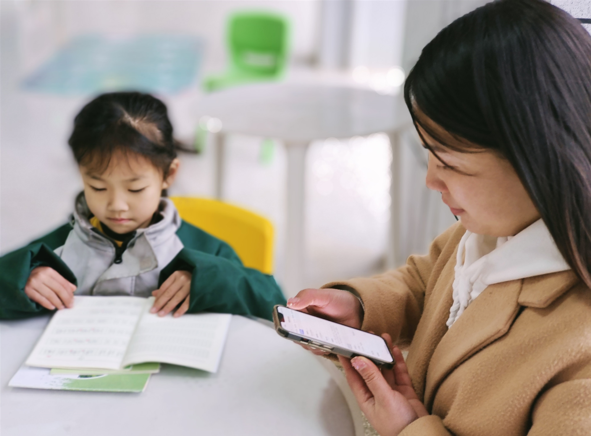 一位家长在微信上看孩子的综合素质评价。均为长沙晚报通讯员 邵婷 供图
