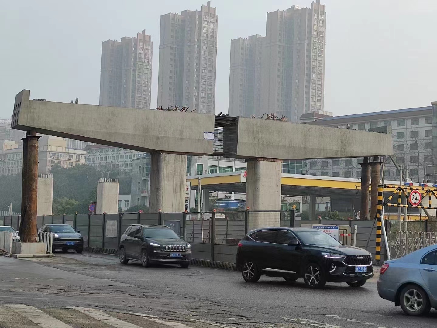 13日，万家丽路快速化改造北延工程顺利完成首根预制盖梁的吊装作业。长沙晚报全媒体记者 陈焕明 通讯员 姚文全 邓佳琴 摄影报道