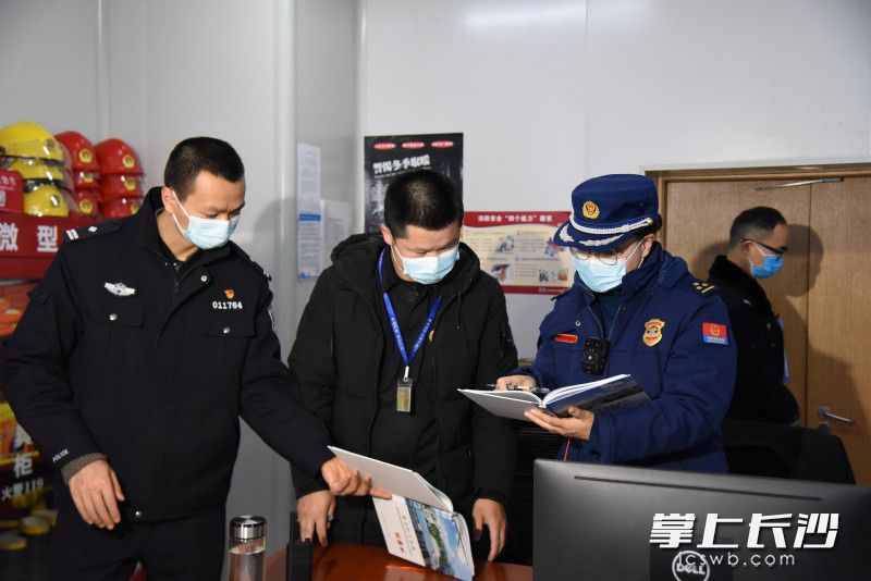 在宁儿妇产医院，消防监督员联合派出所民警检查单位消防安全。均为长沙晚报全媒体记者 刘琦 摄