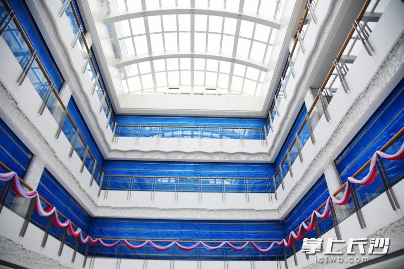 “火灾”发生后，大楼防火卷帘徐徐降落。