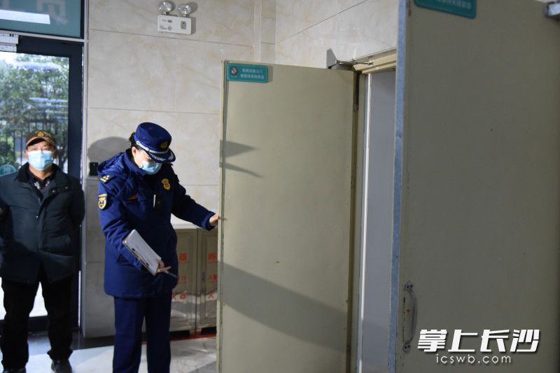 常闭式防火门处于“常开”状态，消防监督员现场指出隐患。
