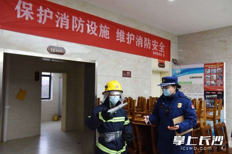 微型消防站队员模拟“火灾”发生后着装并扑救初期火灾。
