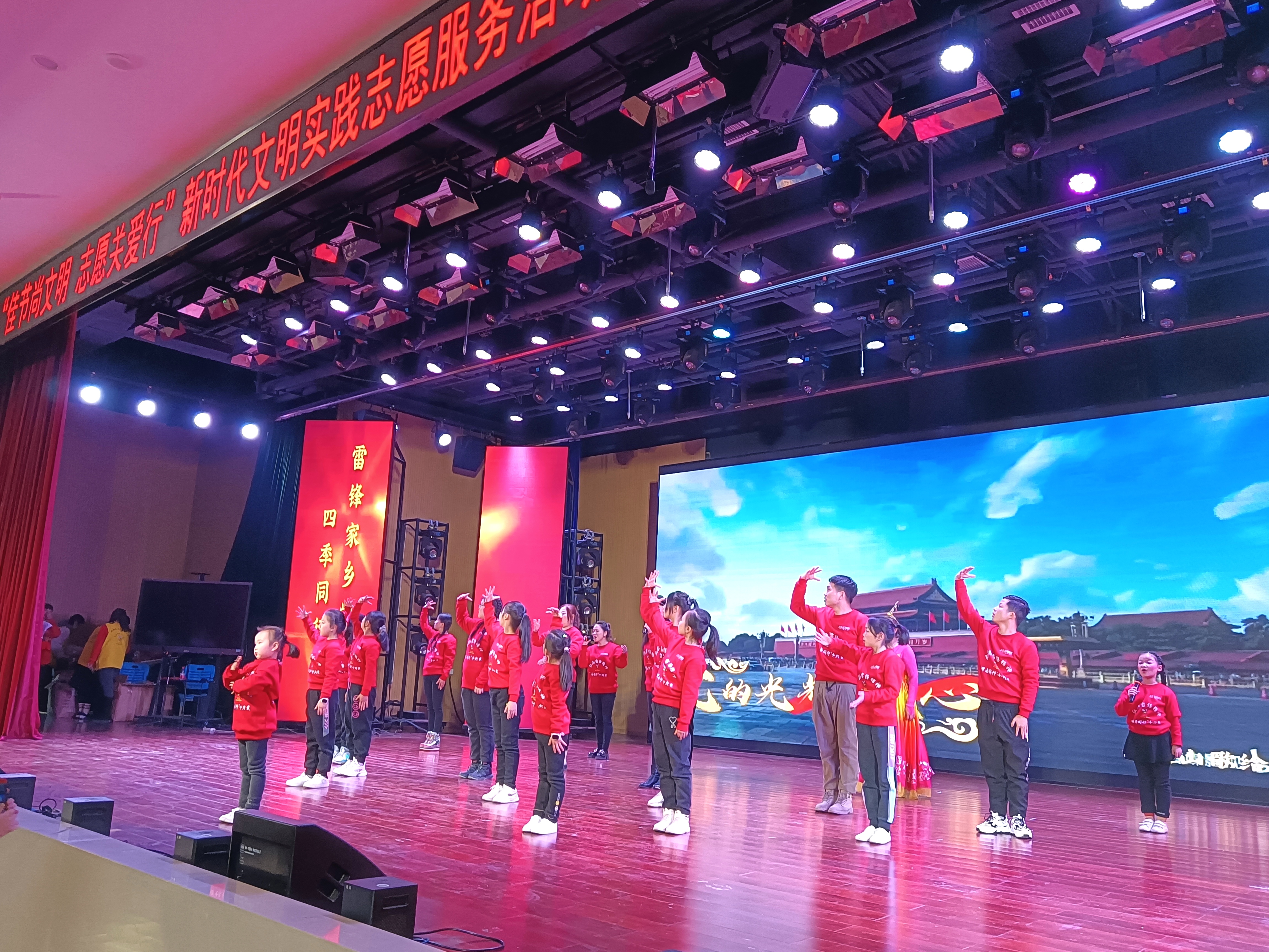 由歌声和手语来表达“听我说谢谢你”。长沙晚报全媒体记者 王斌 摄