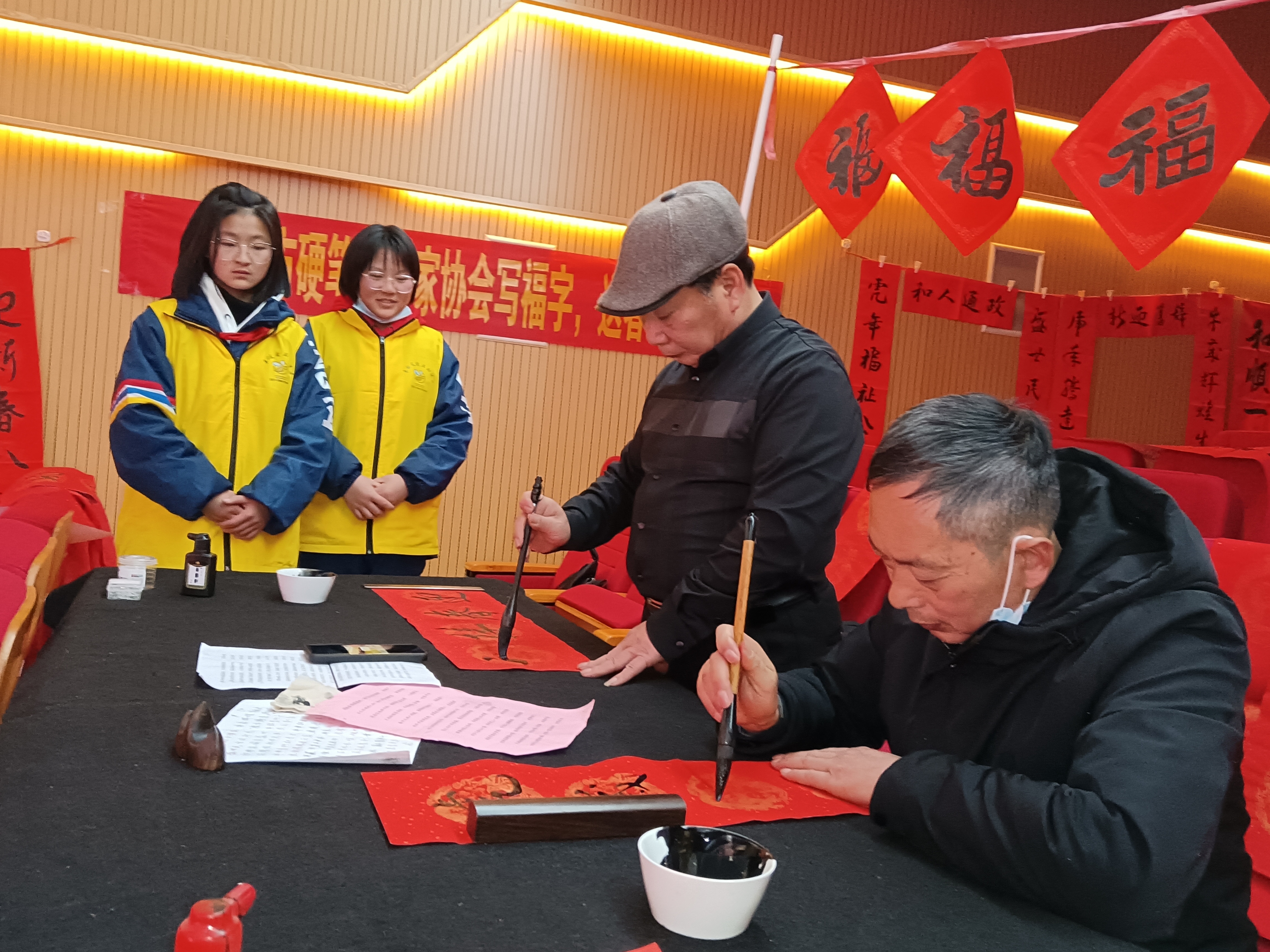 长沙市书法家协会成员正在书写对联。