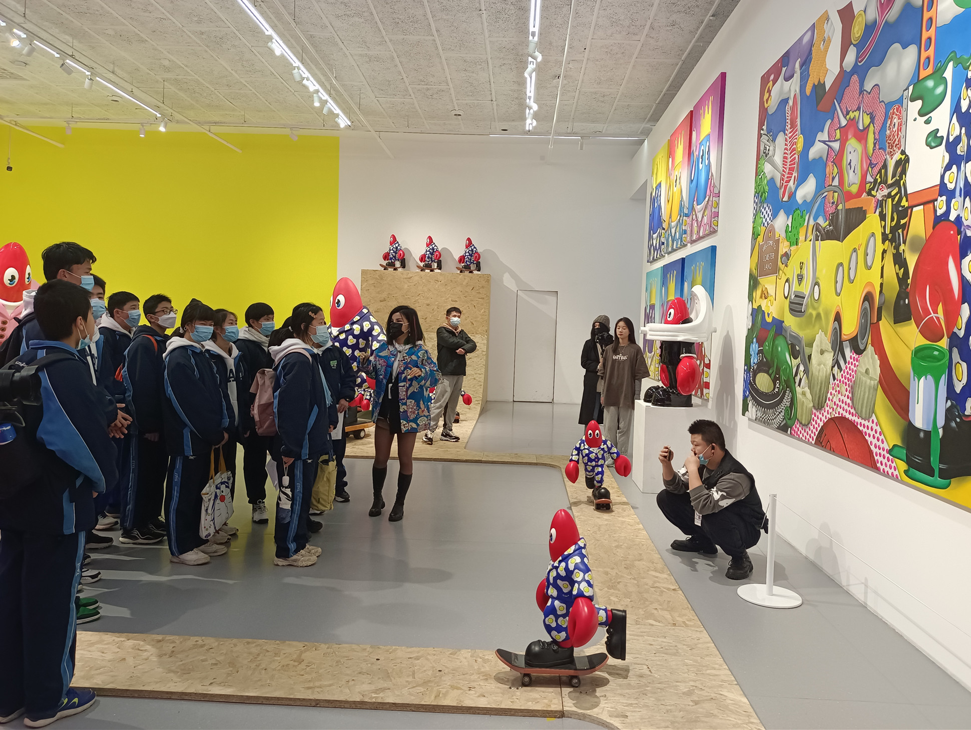 同学们参观“次元视界”国际潮流艺术展。 同学们参观“次元视界”国际潮流艺术展。