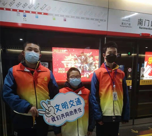 志愿者们在地铁站开展文明交通相关宣传。通讯员 朱德军 供图