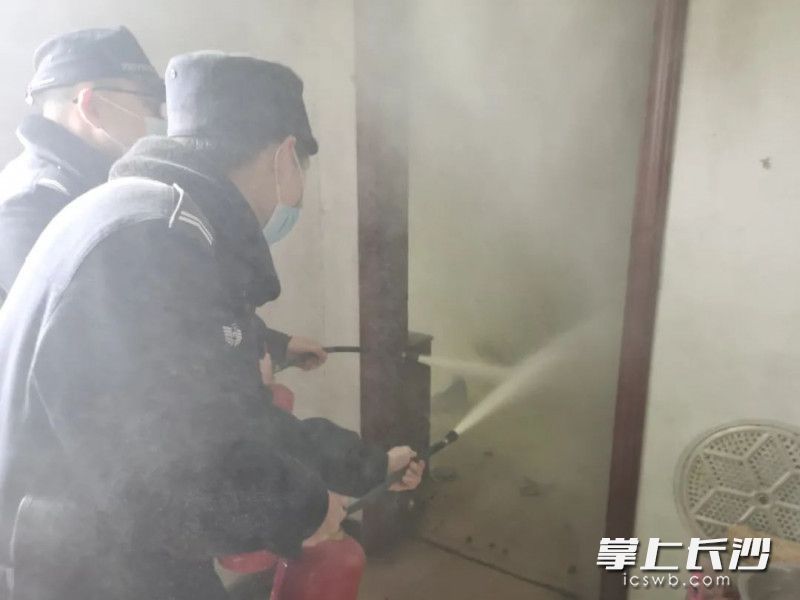 井湾子派出所民警冲进火场灭火。通讯员 供图