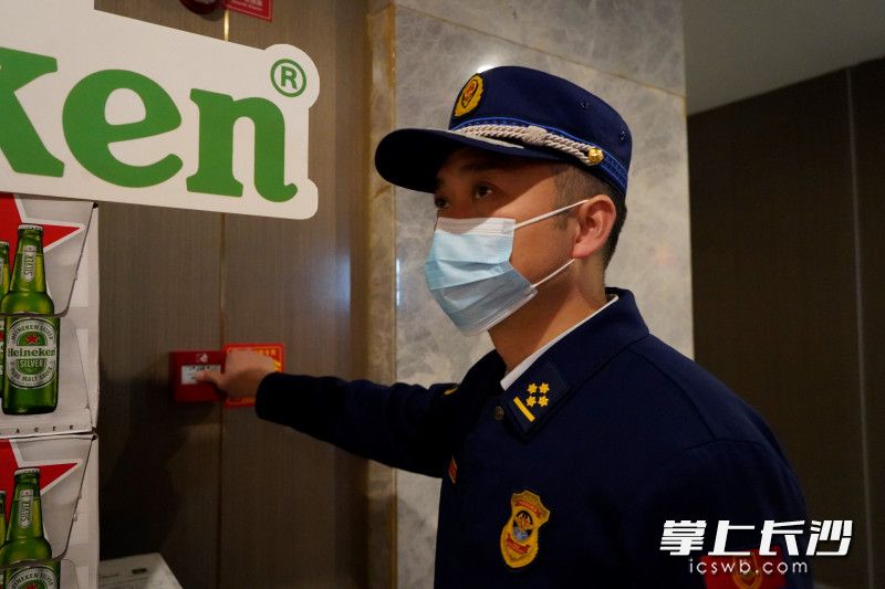 消防监督员测试手动报警器，发现无响应。长沙晚报通讯员 嵇田利 供图