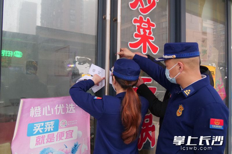 望城消防依法查封隐患餐馆。长沙晚报通讯员 汤淑 供图