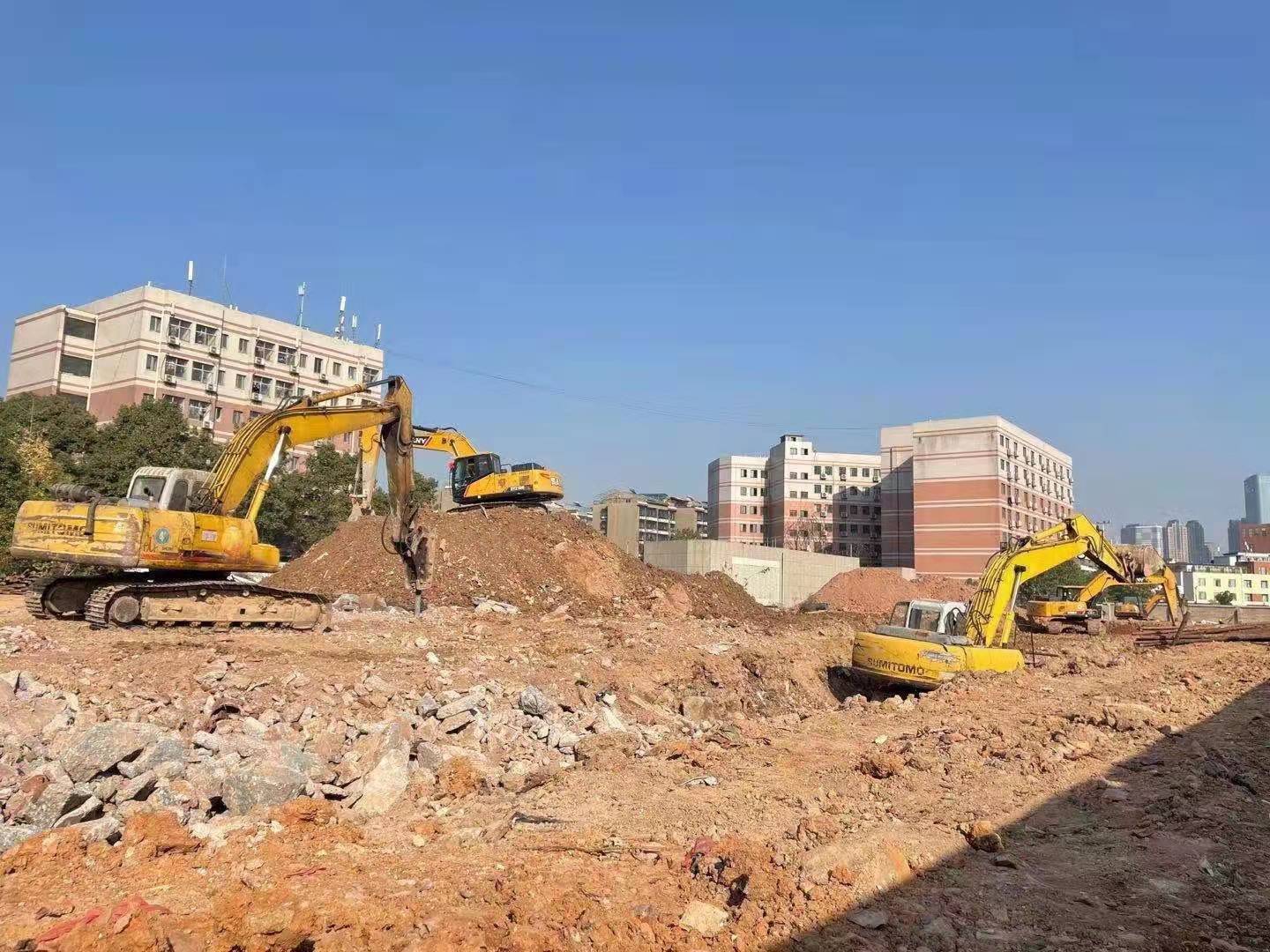 历经35天攻坚，后湖路(清水路―阜埠河路）二期雨污水接驳工程雨水管网拉通，长期困扰长沙矿山研究院居民的内涝积水问题得到解决。