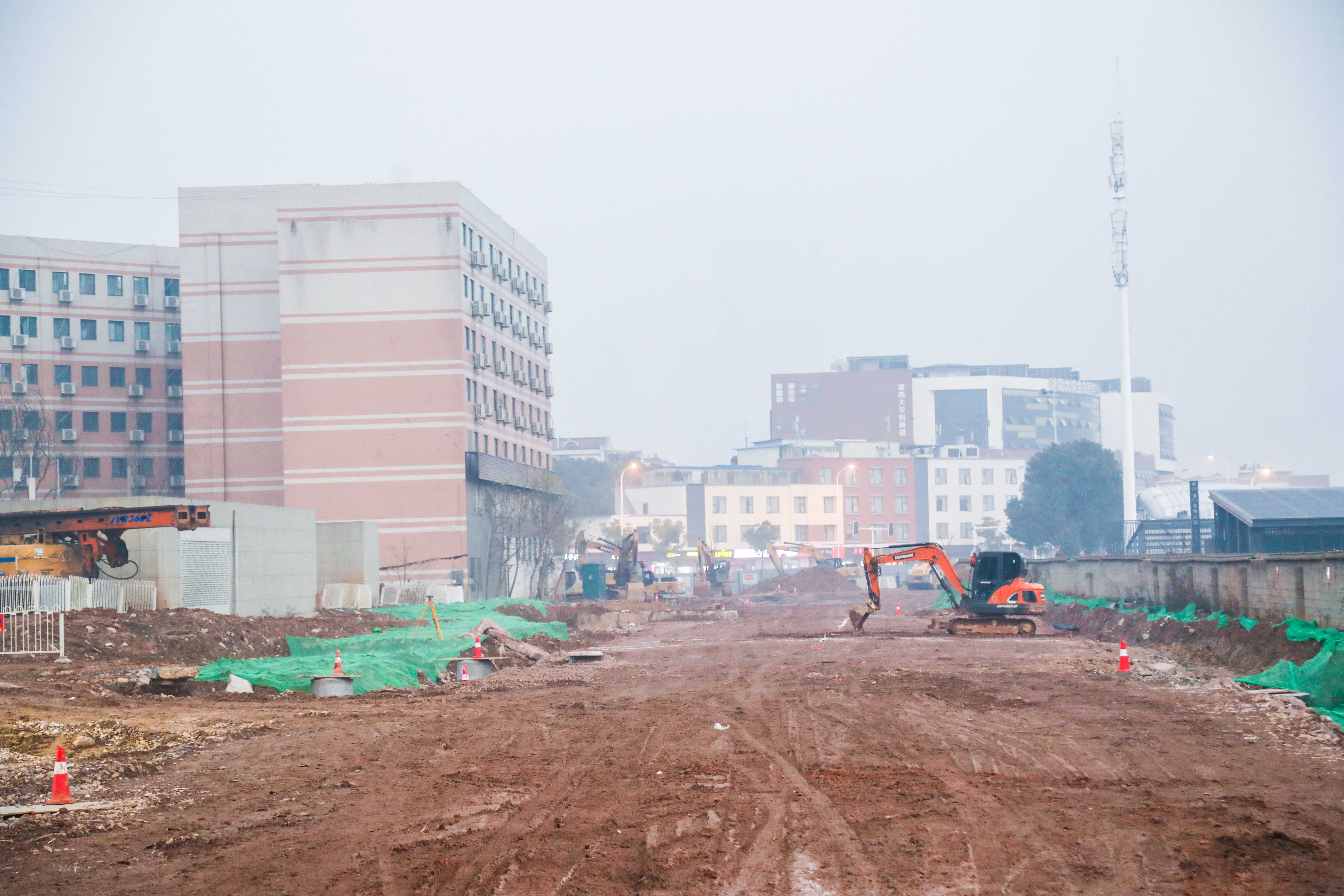 参建各方通力配合，见缝插针、抢抓工期。