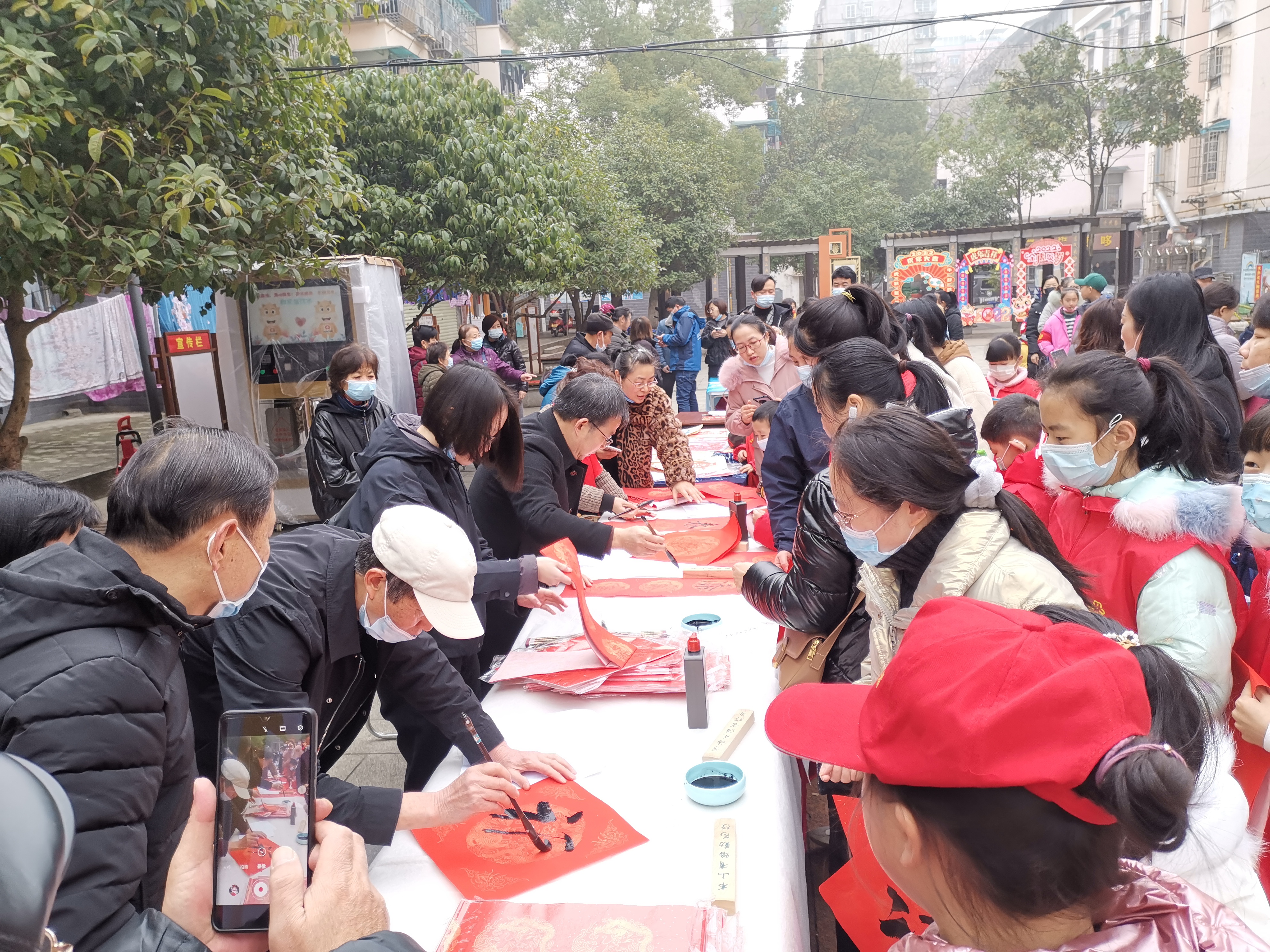 雨花区梓园社区的“年味大集”上，春联台一字排开，为居民现写祝福。 长沙晚报通讯员  王文静 摄