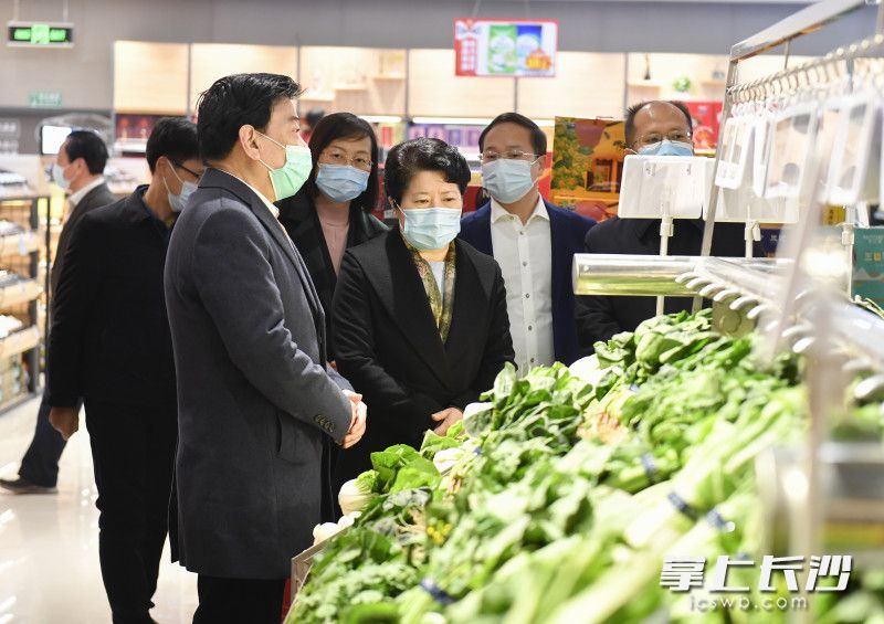 1月20日上午，省委常委、市委书记吴桂英在阿波罗商业广场检查疫情防控、市场供应、安全生产工作。均为长沙晚报全媒体记者 余劭劼 摄