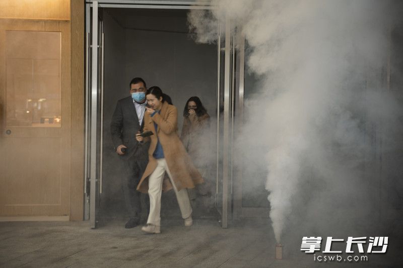 商场人员有序进行逃生疏散。