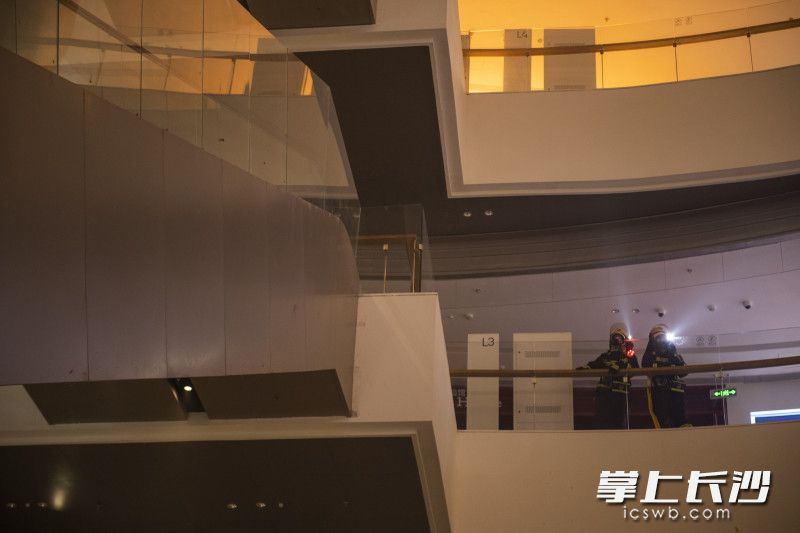 消防人员在室内查看。