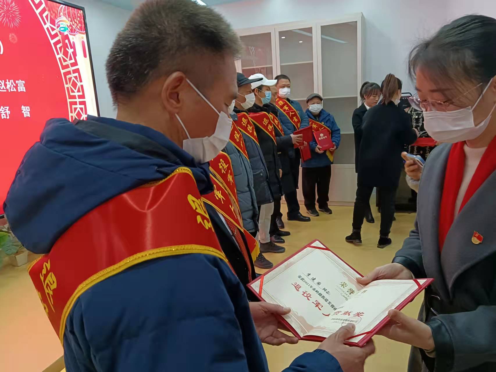 退役军人接受表彰。长沙晚报全媒体记者 王斌 摄
