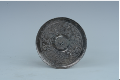 地质中学考古工地出土的蟠螭镜。