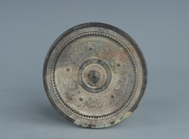 燕山街出土的五乳神兽镜。