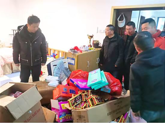 天心区应急管理局正在进行执法。长沙晚报通讯员 黄憬 供图