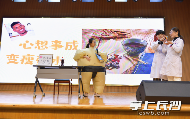 医务人员自编自演的科普剧，医学知识趣味表达，赢得孩子们的喜爱。长沙晚报通讯员 姚家琦 摄