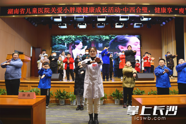 迈开腿，管住嘴，医务人员带领孩子们共跳中医养生操。