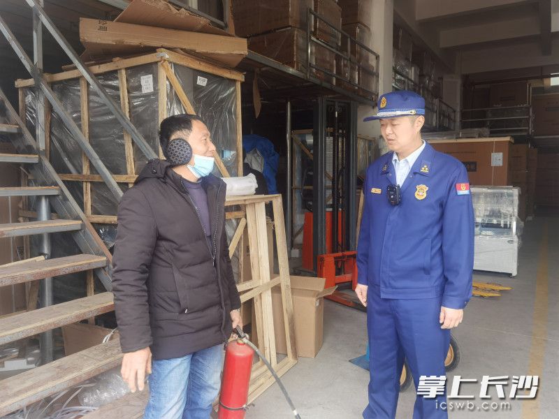 消防监督员现场指出单位存在的消防安全隐患。长沙晚报通讯员 胡宇波 供图