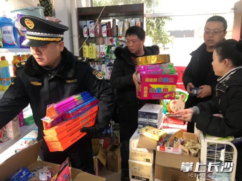 连日来，长沙各地严查烟花爆竹违规销售等行为，持续开展打非治违行动。长沙应急 供图
