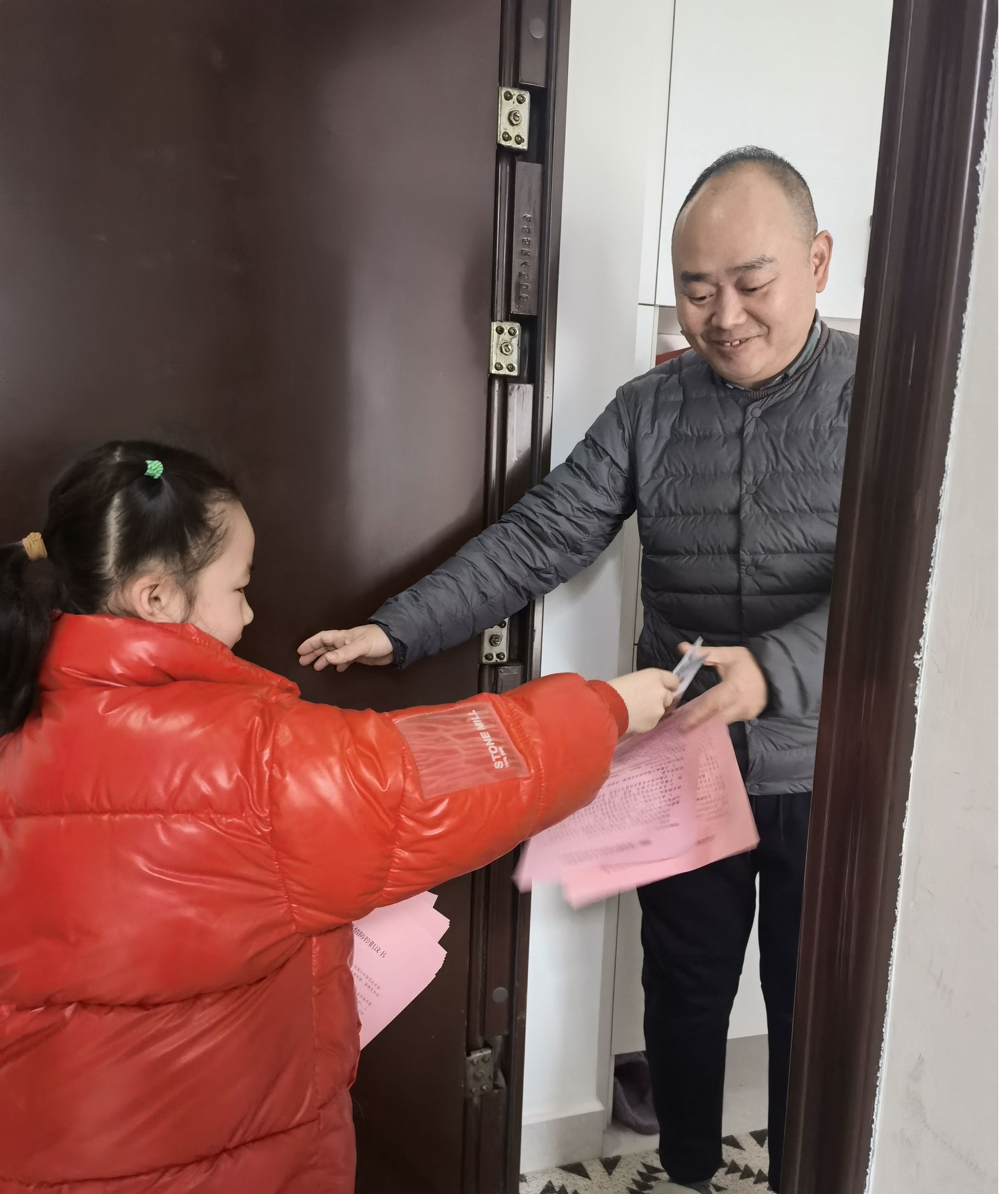 小区青少年将宣传页送到居民手中。长沙晚报通讯员 吕巧莉 供图