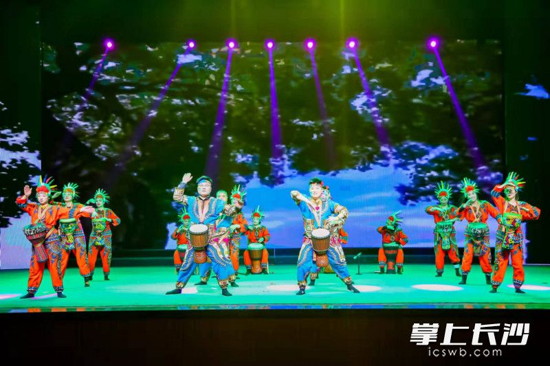 欢乐手鼓敲起来。均为长沙晚报全媒体记者 陈飞 摄