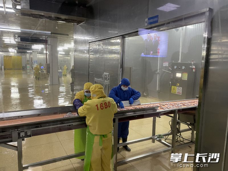 国联（益阳）食品有限公司拥有6条小龙虾生产线，可解决2000多人就业。